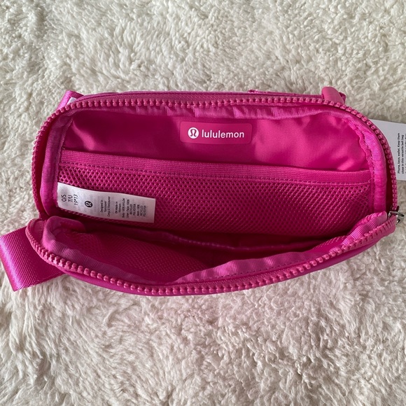 ❤️ Lululemon Everywhere Belt Bag Wordmark Sonic Pink/White NWT - Picture 7 of 10